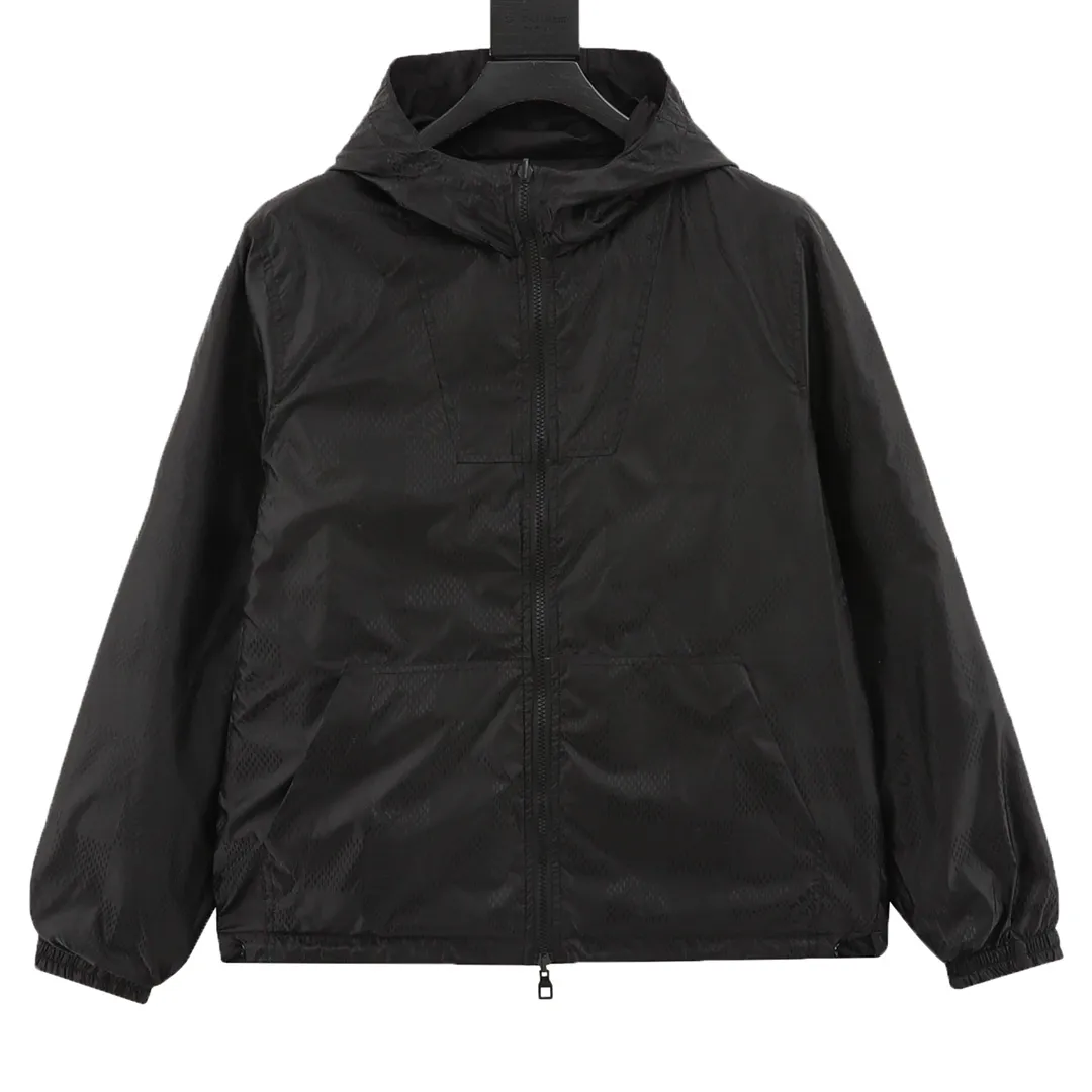 🅿️570 Louis Vuitton/Louis Vuitton Logo Reversible Jacket Jacket Reversible jacket, divided into solid color side and full logo jacquard side, the two styles can be switched at will. Needless to say the style, low-key luxury, both sides bring out the 1V classic elements, loose fit, casual and comfortable upper body. The solid color side is a soft-shell jacket style, a simple solid color style, only the chest hardware is decorated, the hardware is removable, the inside and outside hardware are all double-sided engraved, the original version is the same and can be customized and dyed. The clothes are of the same color with no color difference, and the labor cost is expensive. The lining is made of silk jacquard fabric, and the classic full-width logo jacquard process requires everything to be woven, and the process cost is extremely high. size：XS-L